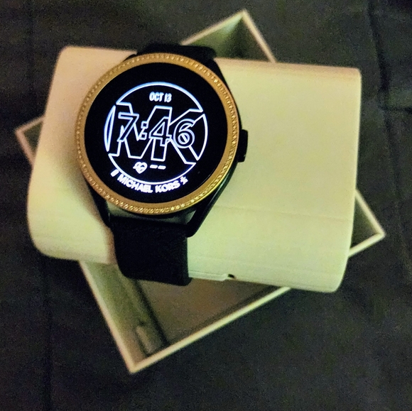 New Michael kors 5th gen 5E MKGO - Picture 2 of 14